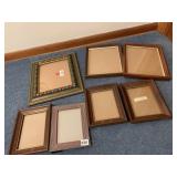LOT OF VARIOUS SIZED PICTURE FRAMES