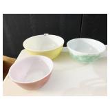 PYREX MIXING BOWL SET (HAS WEAR)