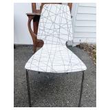 VINTAGE CURVED BACK AND SEAT BLACK/WHITE CHAIR
