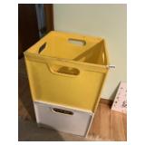 STACKING CUBES YELLOW AND WHITE HARD PLASTIC