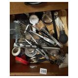 KITCHEN UTENSILS INCLUDING TOM