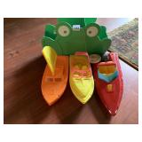 PLASTIC BOATS AND DOUBLE-SIDED FROG ORGANIZER/