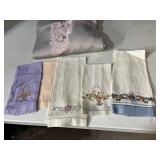 VINTAGE TABLECLOTH 60 X 100 MATCHING NAPKINS, TEA