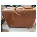 CIRCLE LUGGAGE COMPANY VINTAGE SUITCASE LOTS OF