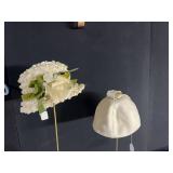 VINTAGE WHITE STRAW HAT W/ROSE- AND CREAM-COLORED