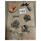 LOT OF BROOCHES