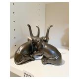 STATUE OF THREE ELEPHANTS INTERLOCK TOGETHER