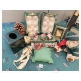 HOLIDAY ORNAMENTS AND Dï¿½COR