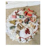 HALLMARK ORNAMENTS, PRESENT, DRESSER SCARF