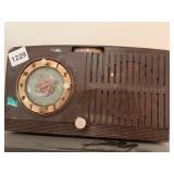 VINTAGE GE TUBE RADIO MODEL 515 W/ CLOCK CENTER -