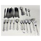 ONEIDA STAINLESS FLATWARE SET VERY GOOD CONDITION