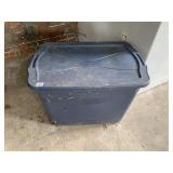 RUBBERMAID STORAGE TOTE WITH LOCKING HANDLES