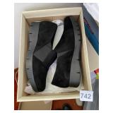 SZ 7, NIB CLARKS BLACK COMFORT SHOES AND EARTH