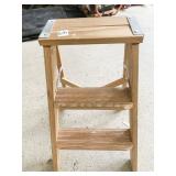 WOOD STEP LADDER