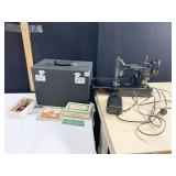 SINGER FEATHERWEIGHT 221 SEWING MACHINE W/