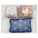 THREE ACCENT PILLOWS INCL. GOBLYS