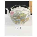 FINE PAINTED CHINESE EXPORT PORCELAIN TEAPOT