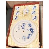 CHINESE TEA SET WITH SERVING BOWL TEAPOT AND SIX