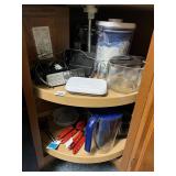 LARGE ASSORTMENT OF KITCHEN ITEMS INCLUDING