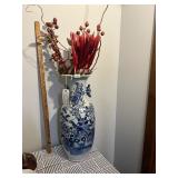 CHINESE PORCELAIN BLUE AND WHITE BIRD VASE