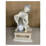 LLADRO JAPANESE WOMAN DECORATING 8" H