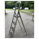 ALUMINUM LADDER