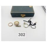 COSTUME RINGS AND 2 FAUX PEARLS