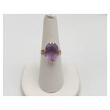 10K GOLD RING W/ ENGRAVED SIDES OVAL CUT AMETHYST
