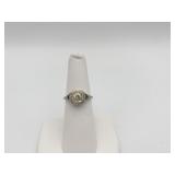 18K GOLD RING SZ. 6 - DIAMOND CENTER WITH