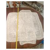 LACE TABLE Dï¿½COR INCLUDING 4 ROUND POLY DOILIES,