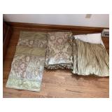 QUEEN SIZE TAPESTRY BED SPREAD WITH CRUSHED SATIN