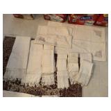 DECORATIVE BATH TOWEL SET WITH TEAR DROP PATTERN