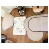 4 FLOWER/BUTTERFLY PLACEMATS, 5 BEIGE PLACE MATS,