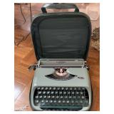 GREEN ROYAL MANUAL TYPEWRITER IN LOCKING ZIP