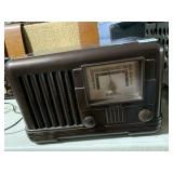 AIRLINE MODEL 14WG-624/5/8A TABLE RADIO LOOKS