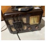 LYRIC BAKELITE TABLE RADIO LOOKS ORIGINAL