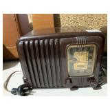 RCA VICTOR STANDARD BROADCAST BAKELITE RADIO