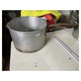 LARGE SAUCE POT