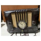 EMERSON MODEL BA-199 BAKELITE RADIO LOOKS
