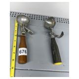 2 ICE CREAM SCOOPS