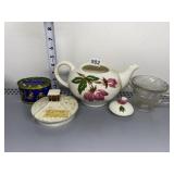 TEAPOT WITH NON-MATCHING LID DOUBLE HANDLED CUP