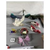 GROUP OF CHRISTMAS ORNAMENTS