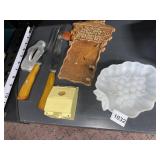 BAKELITE HANDLE CARVING SET , DRYER SALTSHAKER,