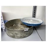 ENAMELWARE PIE PAN AND KREAMER 11 PAN