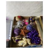 GROUP OF CHRISTMAS ORNAMENTS