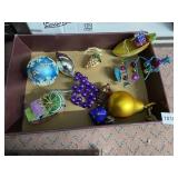 GROUP OF CHRISTMAS ORNAMENTS