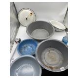 PORCELAIN AND ENAMELWARE PANS