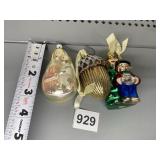 GROUP OF CHRISTMAS ORNAMENTS