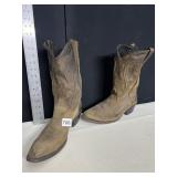 BROWN DISTRESSED STYLE BOOTS SIZE 11 NICE SHAPE
