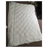 PACIFIC COAST TWIN SIZE DOWN COMFORTER 56X80